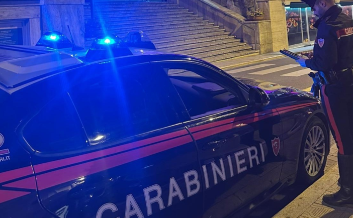 Cogoleto, distrugge il parabrezza con una pietra e minaccia un passante: arrestata cinquantenne francese