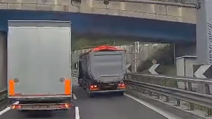 Tenta la retromarcia superato il casello: la folle manovra in A10 all'altezza di Genova Aeroporto (VIDEO)