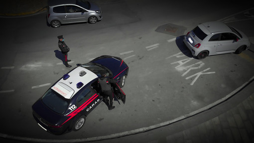 Fermato alla guida in stato di ebrezza, si oppone con violenza al ritiro della patente