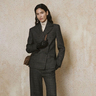 Il completo da donna si rinnova: oltre il classico tailleur