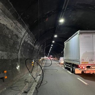 Caduta cavi in autostrada: sequestrata la galleria Monte Sperone, aperta inchiesta per crollo colposo