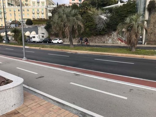 Bici sulla carreggiata, automobilisti e motociclisti genovesi: "Con una pista ciclabile a disposizione, perché usare la strada"