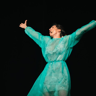 “Col seno di poi”, il tumore diventa una stand-up: Federica Ruggero ride dei tabù sulla bellezza