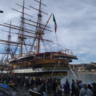 Coda da record per visitare la nave storica Amerigo Vespucci al Porto Antico