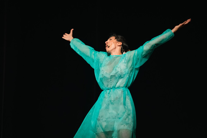 “Col seno di poi”, il tumore diventa una stand-up: Federica Ruggero ride dei tabù sulla bellezza