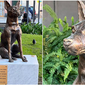 Una statua celebra l'amore infinito tra i cani e l'uomo: il regalo di un padrone rimasto senza il suo quattrozampe