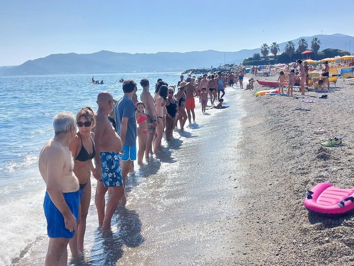 "Difendiamo il nostro mare", sulla riva da Albissola a Spotorno la catena umana contro il rigassificatore (FOTO E VIDEO)
