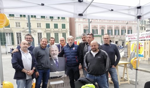 Basta crediti incagliati, continua il presidio con i cartonati dei politici