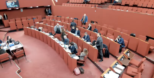 Scontro in Consiglio comunale, centrodestra contro Salis: "La maggioranza fugge dall’aula per evitare di rispondere alle frasi su Israele"