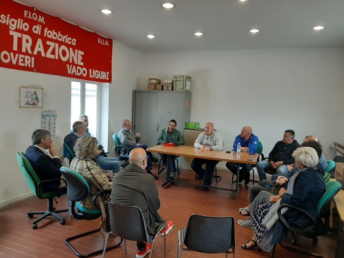 Cofferati in visita ai lavoratori Bombardier insieme ai candidati alle europee Branca e Amato (La Sinistra): "Senza una politica industriale non si può salvaguardare e rilanciare la fabbrica vadese"