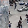 Piazza Alimonda, scontri tra tifosi sampdoriani e genoani: danneggiate auto e segnali urbani