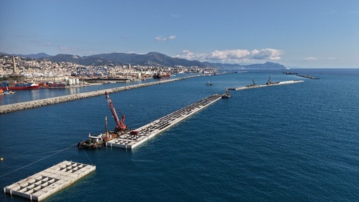 Nuova diga foranea, posato un altro cassone: la barriera raggiunge i 1.670 metri di estensione Nuova diga foranea, posato un altro cassone: la barriera raggiunge i 1.670 metri di estensione