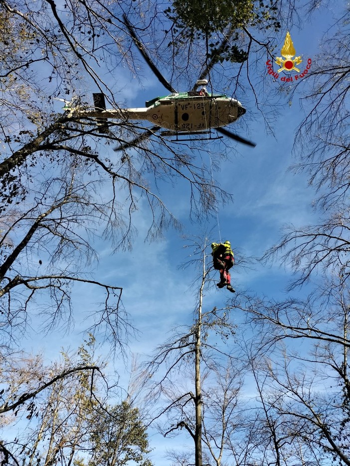 Cade e resta bloccato sul monte Ramaceto mentre cerca funghi, soccorso in elicottero dai vigili del fuoco Cade e resta bloccato sul monte Ramaceto mentre cerca funghi, soccorso in elicottero dai vigili del fuoco