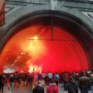 In 700 hanno manifestato contro lo sgombero del Terra di Nessuno, disegnato un murale in galleria Nino Bixio (FOTO)