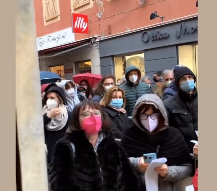 Corsa in farmacia per vaccini e tamponi, "Aumentate le persone a contatto con positivi" (VIDEO)