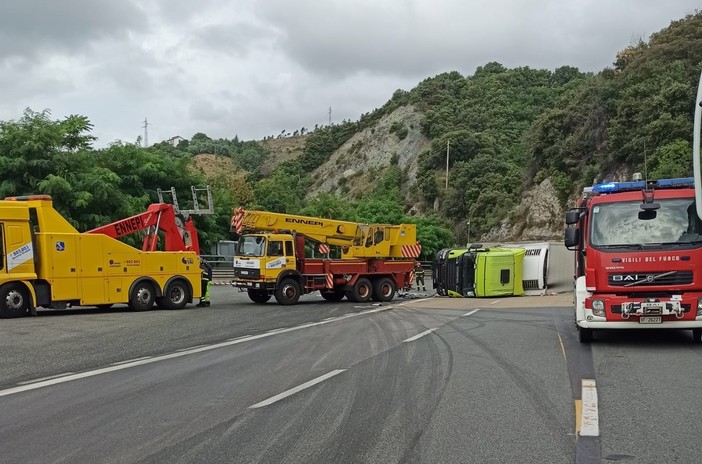 Camion ribaltato sulla A10 tra Varazze e Arenzano: mezzo pesante spostato per far defluire il traffico (FOTO) Camion ribaltato sulla A10 tra Varazze e Arenzano: mezzo pesante spostato per far defluire il traffico (FOTO)