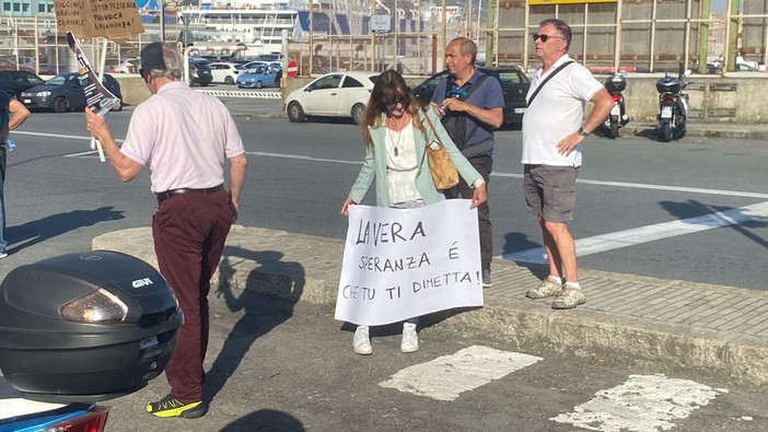 I no vax contestano il ministro Speranza: "77.468,53 euro, il prezzo di Francesca Tuscano" (Foto e video) I no vax contestano il ministro Speranza: "77.468,53 euro, il prezzo di Francesca Tuscano" (Foto e video)