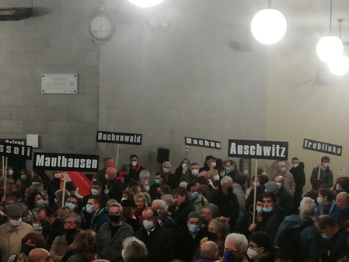 Commemorazione degli ebrei genovesi deportati: "Non può esserci presente senza memoria" (FOTO e VIDEO)