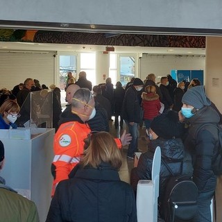 Caos nei centri vaccinali, Toti: "Percorsi separati per prenotati e non, ma la presentazione senza sia ultima strada"