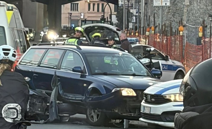 Corso Quadrio, scontro frontale tra auto e scooter: grave un uomo di cinquant'anni