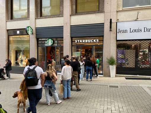 E' ancora febbre da Starbucks: code a una settimana dall'apertura E' ancora febbre da Starbucks: code a una settimana dall'apertura