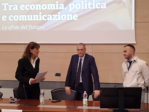 Cottarelli a Genova ospite dell'Università: &quot;Il Pd si è spostato a sinistra, lascio il Senato&quot;