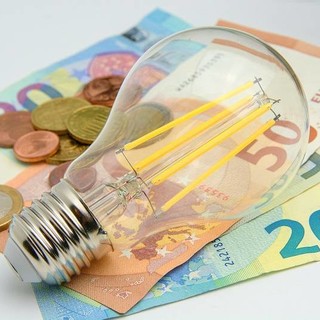 Caro bollette, dalla Regione l'appello al Governo. Assessore Benveduti: "Seguiamo il modello francese e tedesco. Alle aziende serve liquidità non solo il credito di imposta" (video)