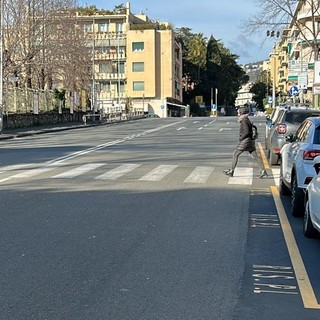 Attraversamenti pericolosi, presto un semaforo pedonale in via Felice Cavallotti