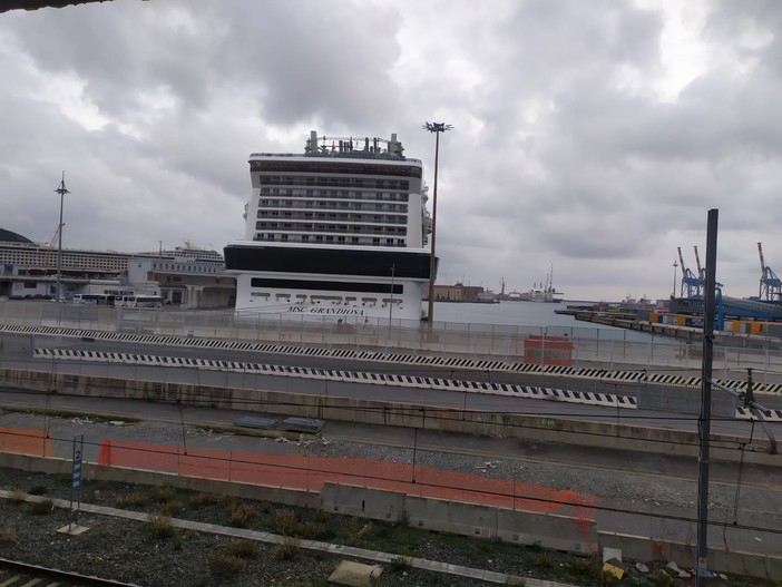 Porto di Genova, al via le banchine elettrificate per lo scalo passeggeri. Si parte a inizio 2026 Porto di Genova, al via le banchine elettrificate per lo scalo passeggeri. Si parte a inizio 2026