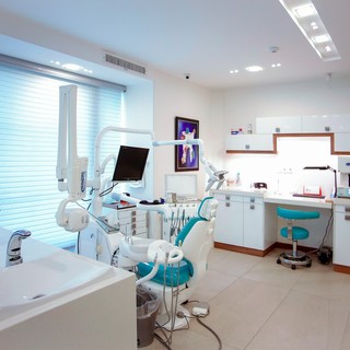 Genova, cure dentistiche gratuite per i minori fragili: accordo tra Comune e Arkè