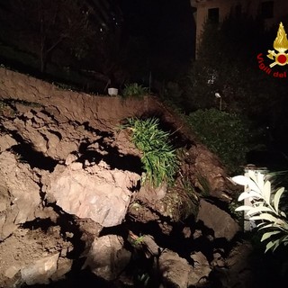 Intervento dei Vigili del fuoco di Genova Est in Largo Merlo per parziale crollo di un muro