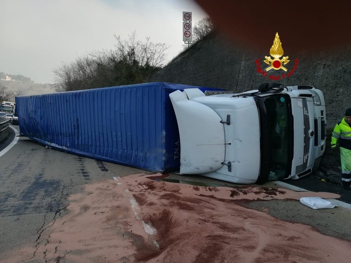 A7 Genova-Serravalle, si ribalta camion con stoffa: problemi di viabilità (FOTO) A7 Genova-Serravalle, si ribalta camion con stoffa: problemi di viabilità (FOTO)