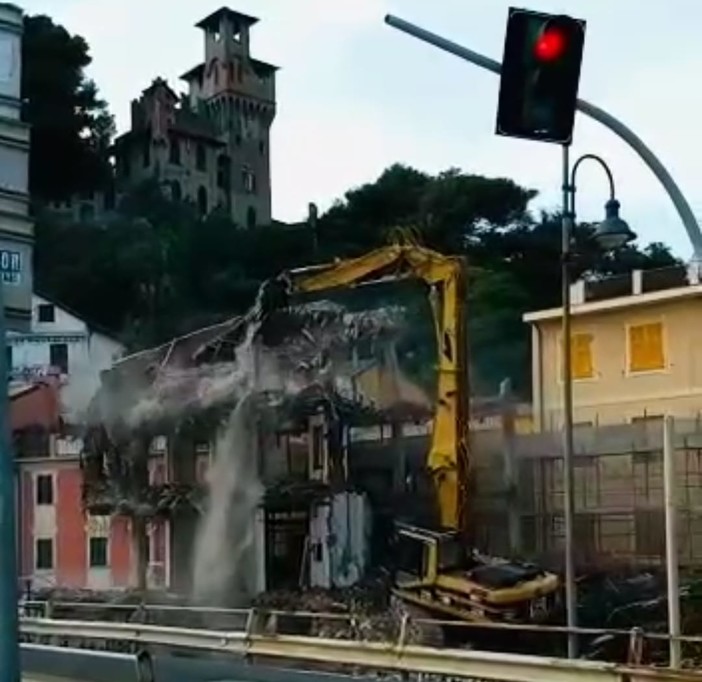 Moneglia: crollato definitivamente l'hotel Maggiore (il video del crollo)