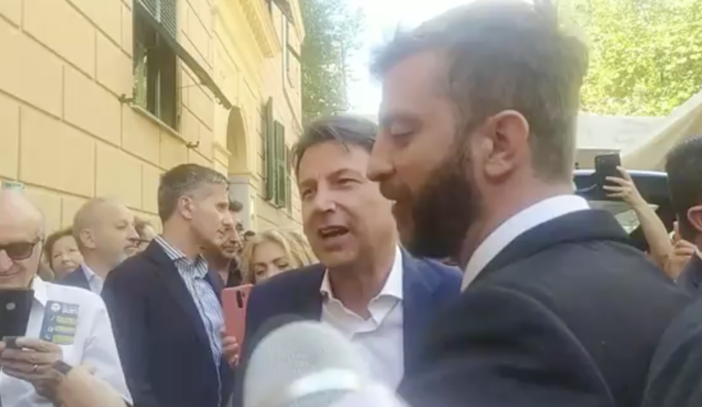 Conte visita il mercato di piazza Palermo e canta "Bella ciao" (Video)