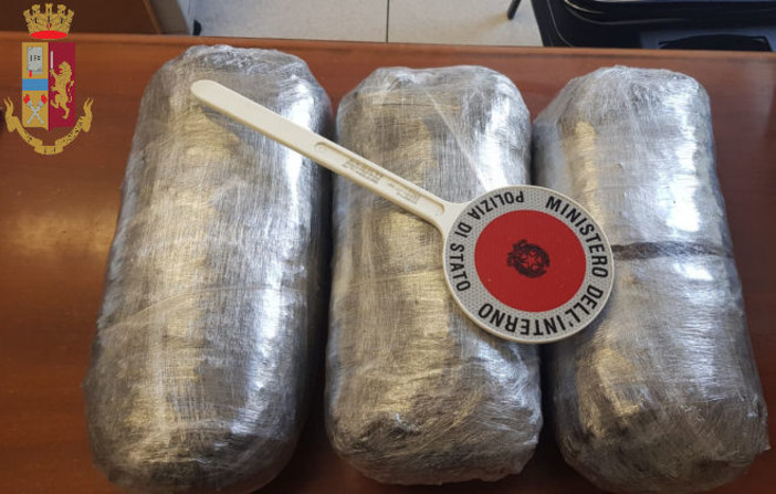 Due spacciatori pregiudicati in manette, sequestrati oltre 3 kg di cocaina