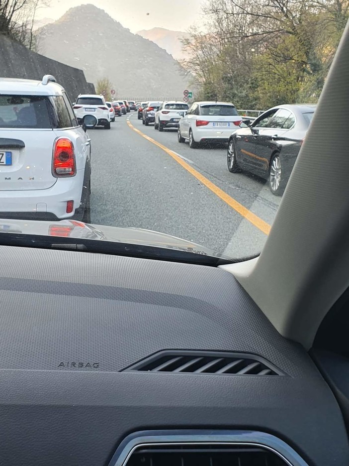 Caos sulle autostrade, code e rallentamenti da e verso Genova