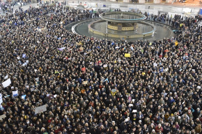 Una marea di Sardine riempie piazza De Ferrari (FOTO e VIDEO) Una marea di Sardine riempie piazza De Ferrari (FOTO e VIDEO)