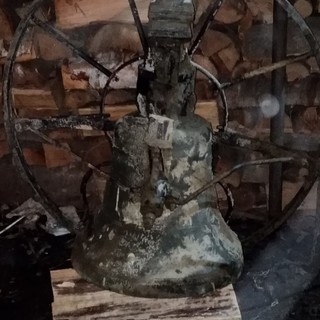 Campo Ligure: due trasfertisti di fede musulmana e un albergatore salvano la campana della chiesetta rasa al suolo dalla frana