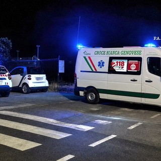 Foce, trovato incosciente in spiaggia ha tre crisi convulsive poi scappa dall’ambulanza e aggredisce la ragazza che era con lui