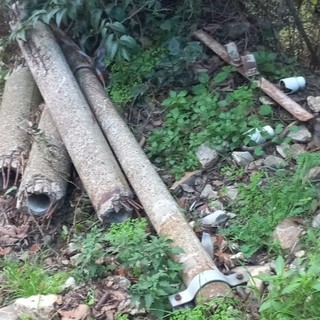 Cavidotti e vecchi pali abbandonati da ditte che hanno lavorato per il Comune, l'ira di Piciocchi: "Verranno sanzionate"