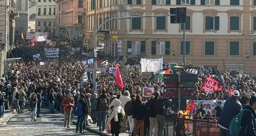Diecimila in corteo a Genova, la manifestazione arrivata in piazza De Ferrari: "Da oggi blocchiamo tutto" Diecimila in corteo a Genova, la manifestazione arrivata in piazza De Ferrari: "Da oggi blocchiamo tutto"