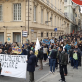 “No Funivia”: un migliaio di genovesi sfilano per le vie del centro