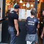Controlli intensificati delle forze dell'ordine in varie zone della città