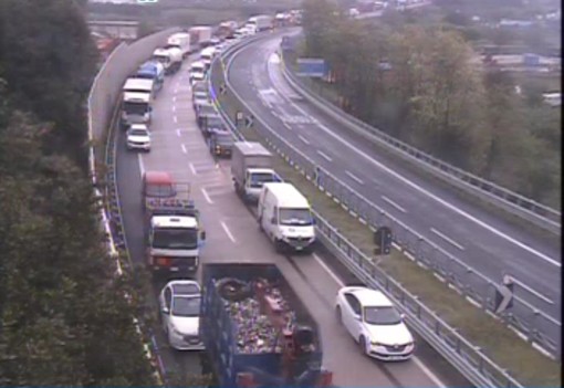 Camion si intraversa tra Albisola e Savona: riaperto il tratto sulla A10 (FOTO) Camion si intraversa tra Albisola e Savona: riaperto il tratto sulla A10 (FOTO)