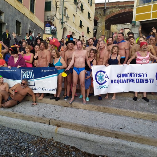 "Bagno in maschera", a Capolungo il cimento invernale a tema carnevale (Foto) "Bagno in maschera", a Capolungo il cimento invernale a tema carnevale (Foto)