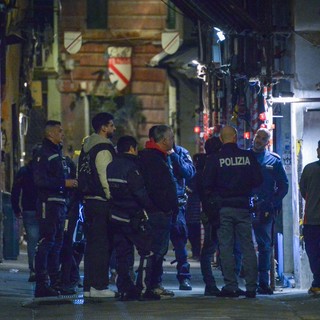 Via del Campo, blitz nei negozi: chiuso un alimentari per sporcizia e blatte