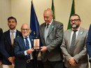 Regione Liguria: consegnate in Consiglio regionale le spille "Non ti scordar di me" Regione Liguria: consegnate in Consiglio regionale le spille "Non ti scordar di me"