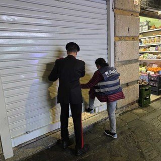 Centro storico, gravi irregolarità igieniche in diversi locali: chiusa un'attività