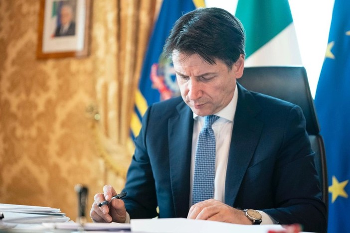 Si discute al governo: possibile nuovo Dpcm con 'coprifuoco' e chiusura totale alle 21 o alle 22 Si discute al governo: possibile nuovo Dpcm con 'coprifuoco' e chiusura totale alle 21 o alle 22