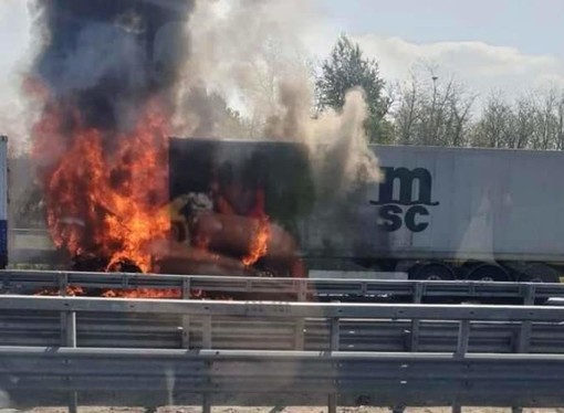 Camion in fiamme sull'autostrada, chiuso il bivio per la A7 verso Milano
